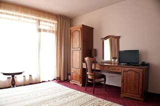 Хостелы Hotel Bozhentsi Chernevtsi Двухместный номер с 1 кроватью или 2 отдельными кроватями (для 2 взрослых и 1 ребенка)-3