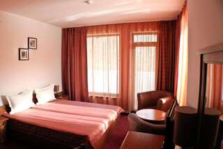 Хостелы Hotel Bozhentsi Chernevtsi Двухместный номер с 1 кроватью или 2 отдельными кроватями (для 2 взрослых и 1 ребенка)-5